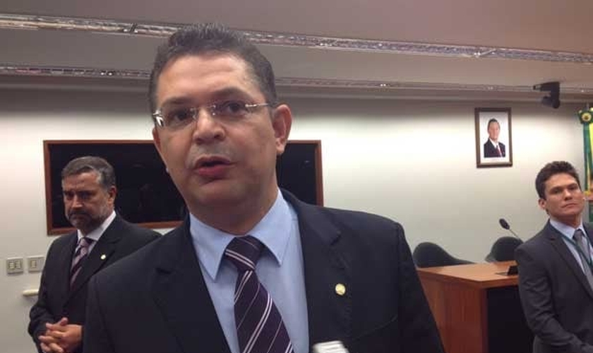 Além de deputado federal, Sóstenes também é pastor da Assembleia de Deus de Jacarepaguá (RJ). Sua candidatura à Comissão de Direitos Humanos ganhou o apoio de Marco Feliciano (PSC-SP) e Jair Bolsonaro (PP-RJ).