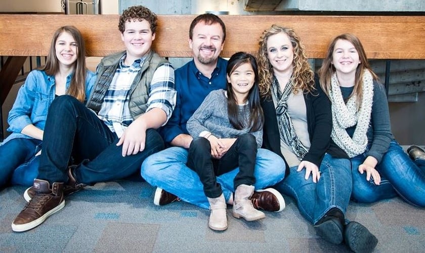 Mark Hall é líder da banda Casting Crowns, com grande projeção no cenário da música gospel internacional. É casado e tem quatro filhos.