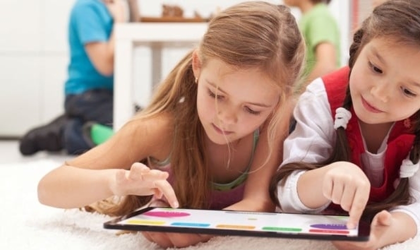 O fácil acesso de crianças cada vez mais jovens à internet por meio de tablets, smartphones e notebooks já é uma realidade com a qual muitas famílias lidam atualmente.