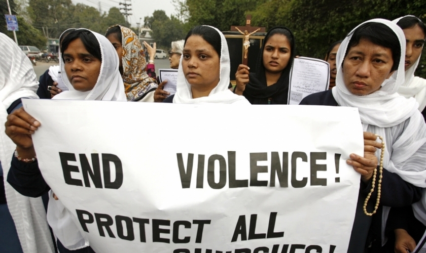 Mulheres paquistanesas reivindicam mais segurança às igrejas. (Foto: Reuters)