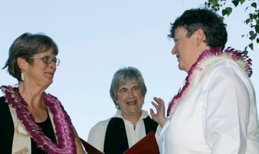 Pastora da PCUSA, Jane Spahr (ao centro) celebra um casamento homossexual, entre Sherrie Holmes (esquerda) e Sara Taylor (direita).