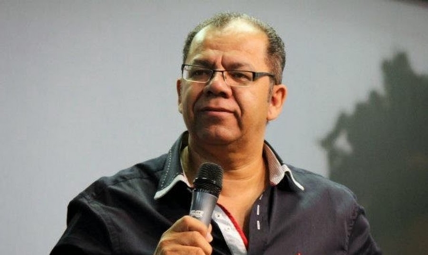 Pastor Josué Gonçalves durante pregação.