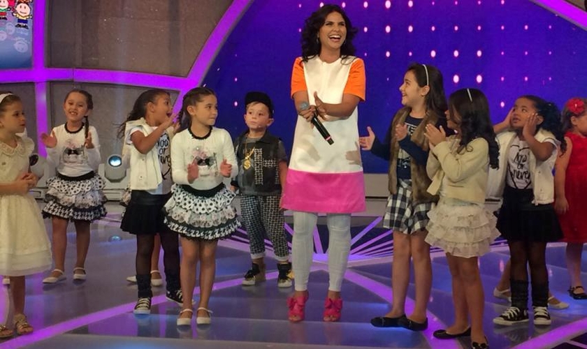 Aline Barros está preparando o lançamento de seu próximo DVD infantil, que está previsto para o mês de maio deste ano (2015).