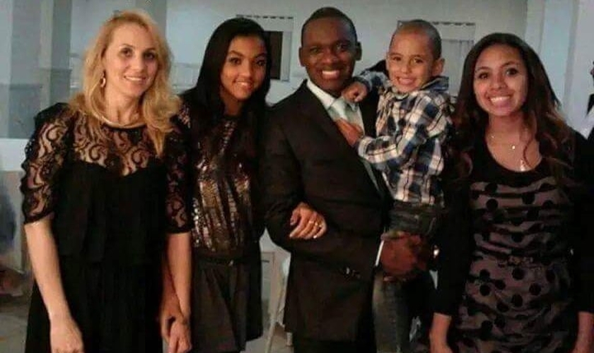 Robson Stains é missionário, cantor e tem compartilhado seu testemunho de transformação após abandonar as práticas da homossexualidade e construir uma nova família.