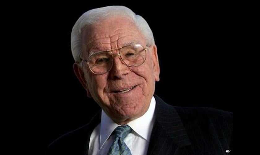 Robert Schuller apresentava o programa "Hour of Power" e também fundou a grande igreja "Crystal Church", nos Estados Unidos.