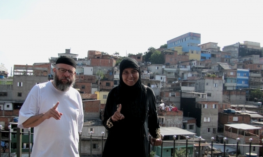 Kaab Al Qadir e Aniza Zafira, na Favela Cultura Física, em Embu das Artes. (César Rosati/CBN)