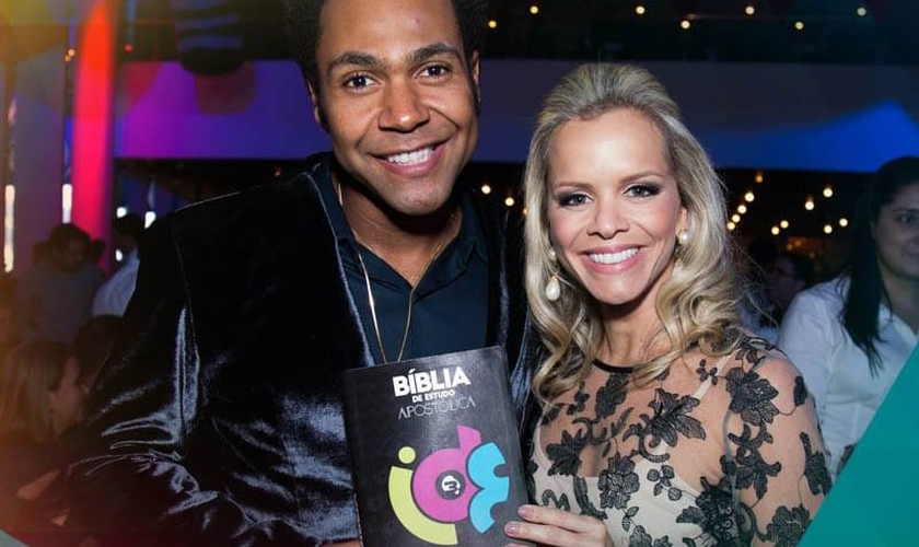 Thalles com a esposa e a Bíblia