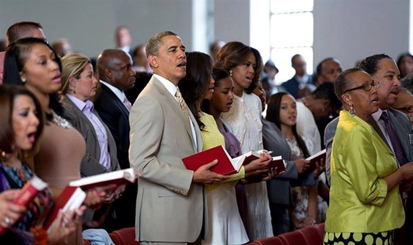 Na imagem, Barack Obama aparece junto à sua família, participando de um culto em meio a outros fiéis.