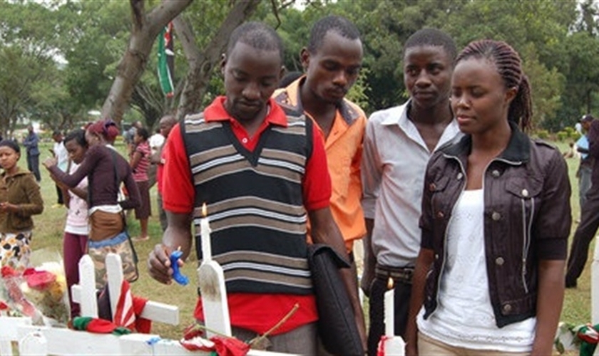 Estudantes da Universidade de Garissa (Quenia) comparecem ao funeral de colegas, mortos durante o ataque terrorista, realizado pelo grupo Al Shabab.