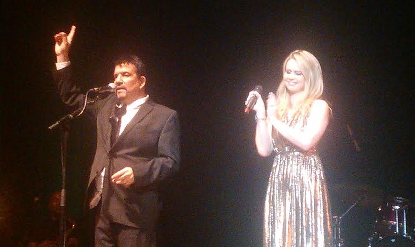 Michal Sullivan tem uma carreira de sucesso como compositor na música gospel e secular e agora celebra a produção do CD de sua esposa, Anayle Sullivan.