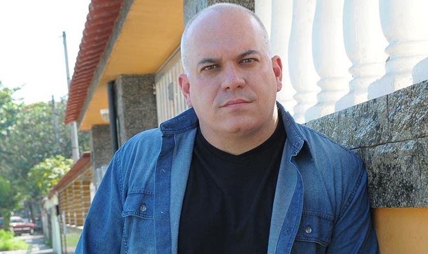 O ator Sandro Rocha, que é evangélico, abriu um canal de evangelismo no Youtube e se tornou um pregador da Palavra de Deus.