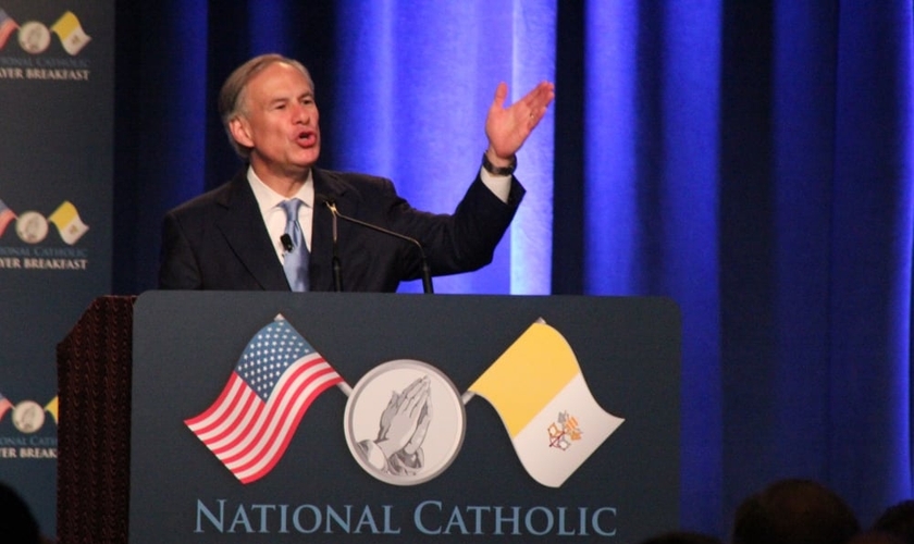 Greg Abbott tem 57 anos e afirma que é prova viva de que Deus responde às orações daqueles que O adoram.