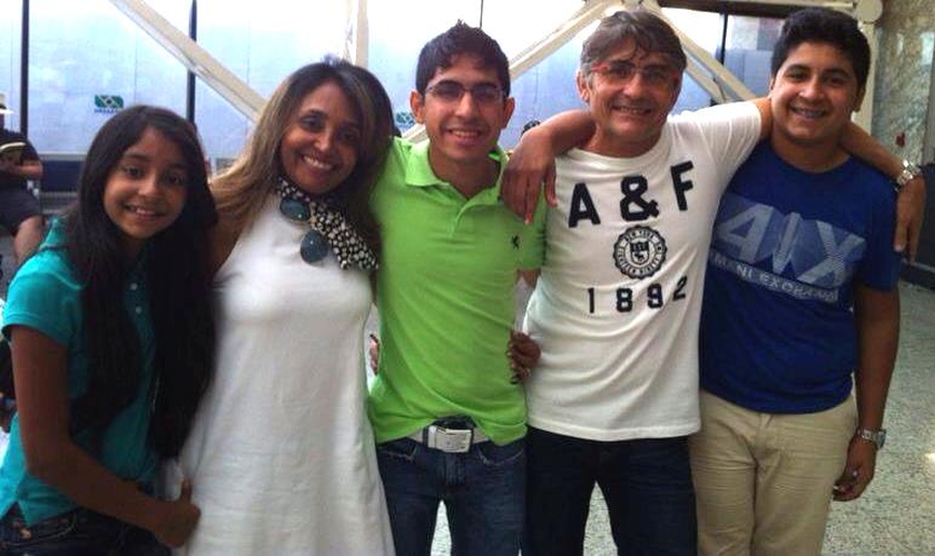 Missionária Juvânia Soares junto à sua família, em visita ao filho Samuel Soares, que atualmente estuda na Universidade Batista de Dallas.