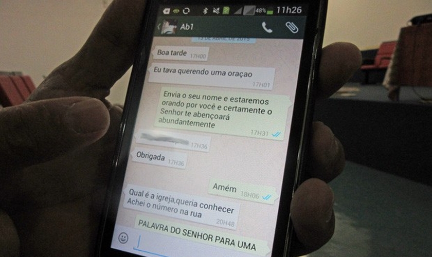 Mulher faz pedido de oração pelo aplicativo de mensagens do celular e é atendida pelo pastor Daniel Fernandes.