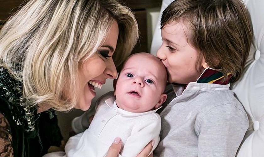 Mariana Valadão lançou é cantora, pastora, casada com o também Pastor Felippe Valadão e mãe de dois filhos: Tito e Davi.