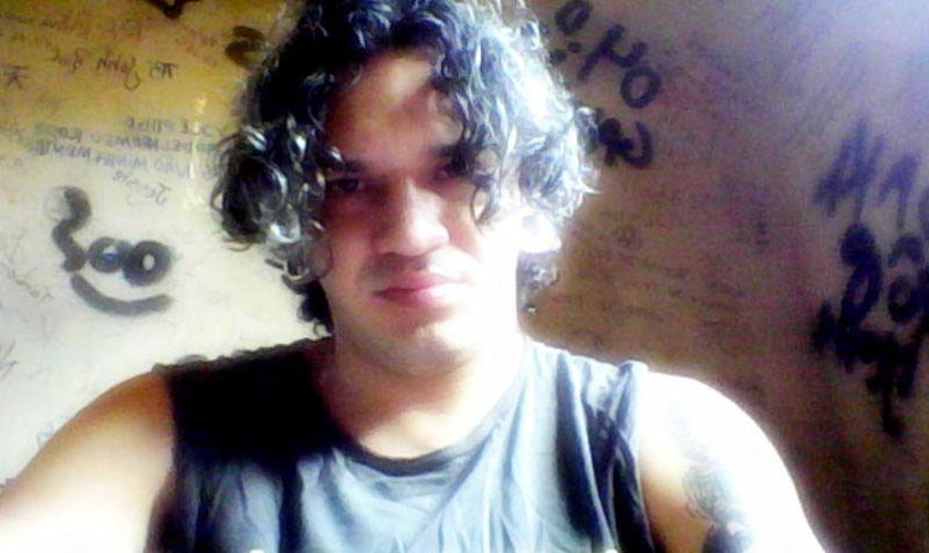 Roberto Oliveira, jovem estudante que ateou fogo na Bíblia durante um evento universitário no Acre.