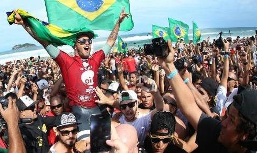Filipe Toledo é um dos grandes nomes do surfe mundial atualmente, junto a outros jovens como Gabriel Medina.