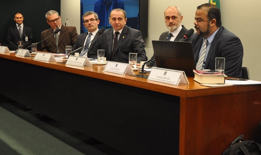 Mesa composta por palestrantes que participaram do debate sobre liberdade religiosa, durante uma audiência Pública, na Comissão de Relações Exteriores e de Defesa Nacional