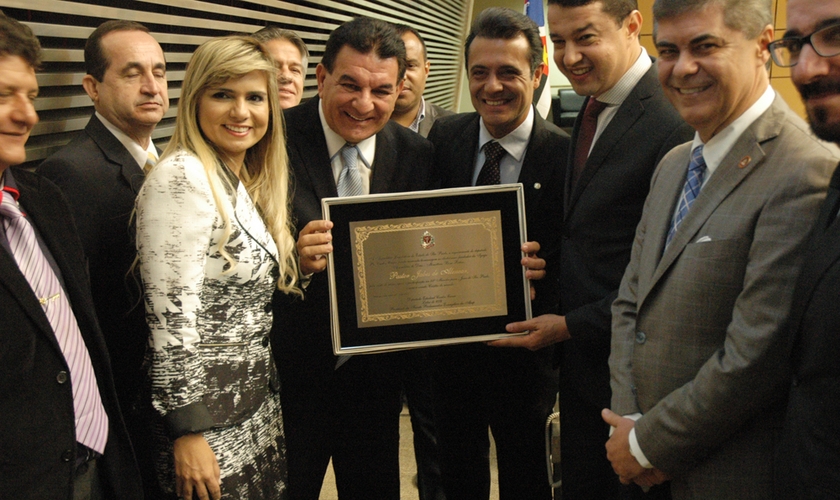 Pastor Jabes Alencar durante homenagem no café de pastores pró Marcha para Jesus.