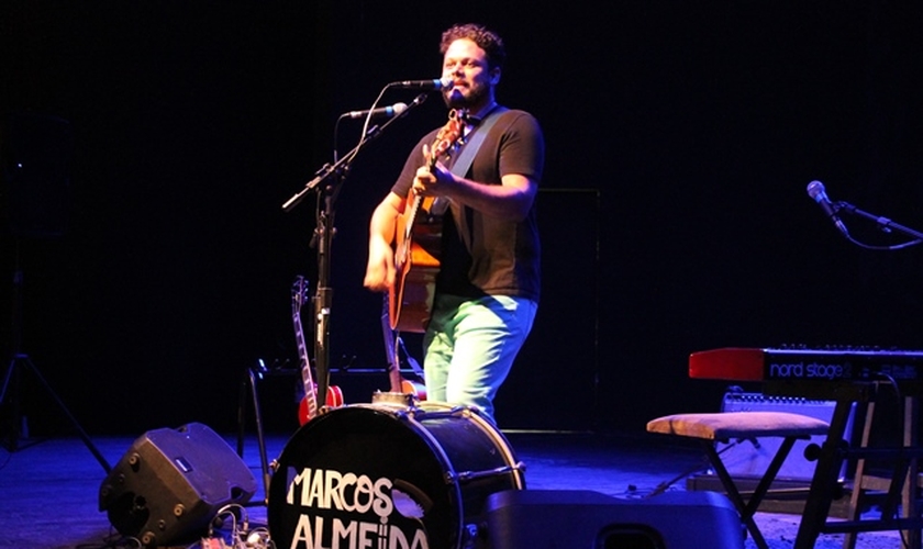 Marcos Almeida é cantor, compositor, instrumentista e tem sido grande influência para uma nova geração de músicos cristãos, que investem em canções que usam a riqueza da poesia para sobre o evangelho, salvação e relacionamento com Deus.