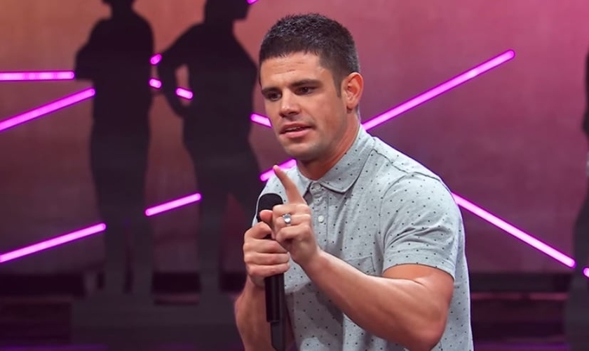 Pastor Stevn Furtick durante pregação na igreja 'Elevation', no estado da Carolina do Norte (EUA)