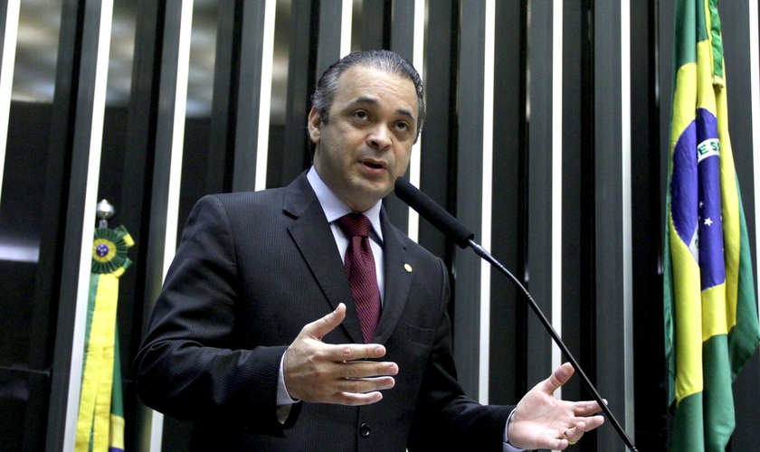 Roberto de Lucena é pastor da Igreja O Brasil para Cristo, deputado federal licenciado, Secretário de Turismo do Estado de São Paulo e da Frente Parlamentar Mista para Refugiados e Ajuda Humanitária.