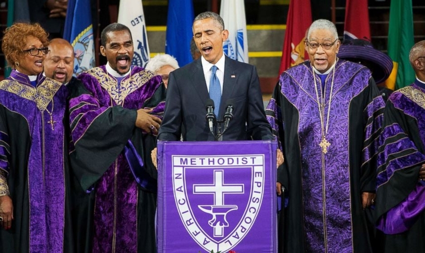 Obama elogiou o líder da igreja afro-americana Emmanuel e cantou o hino 'Amazin Grace' durante o funeral do Rev. Clementa, em Charleston (EUA)