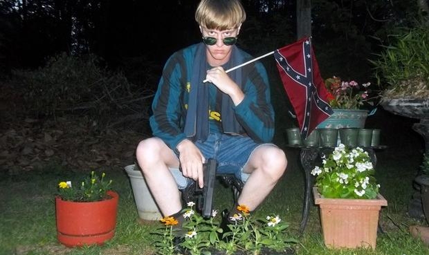Dylann Roof posa com bandeira confederada. (Reprodução/BBC)
