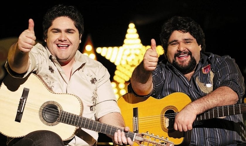 A parceria foi ideia de Valadão, amigo da dupla que também é evangélica.