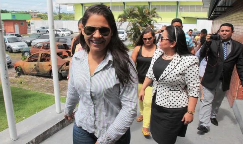 Daiana Gama se entrega na DEHS ao lado da vereadora Pastora Luciana. (Foto: Jair Araújo)