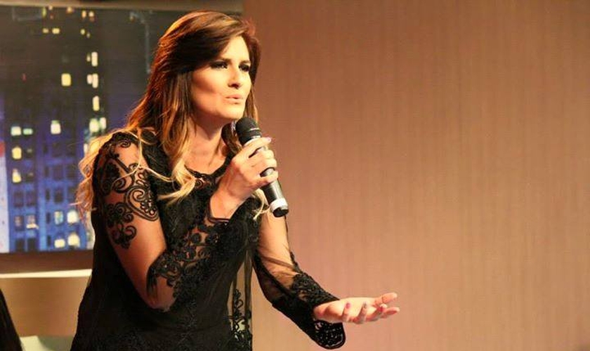 Andressa Cordeiro durante louvor. (Foto: Arquivo pessoal)