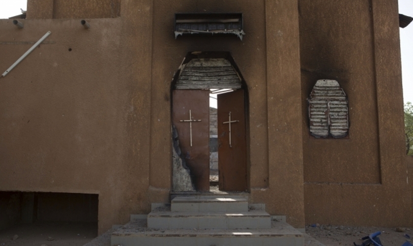 Fachada de igreja destruída, em Niamey (Níger)