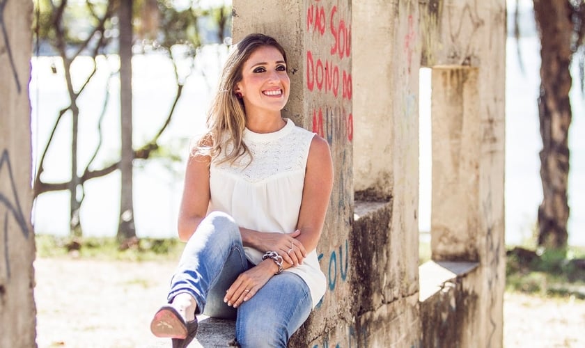 O CD "Ele Me Amou" é o primeiro trabalho de Mônica Oliveira. (Foto: Divulgação)