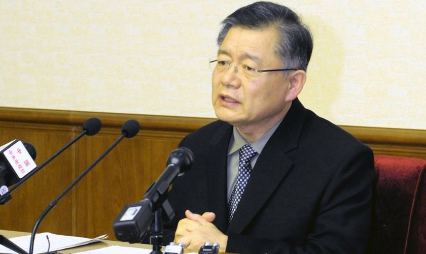 Vestido com um terno azul escuro, Hyeon Soo Lim falou a um pequeno público. (Foto: Reuters)