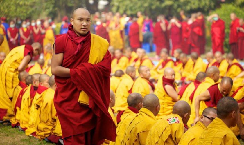 Budistas se reúnem do lado de fora de um templo no Tibet