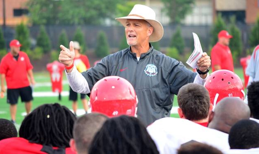 Técnico Mark Richt fala aos atletas de seu time (Foto: Macon)