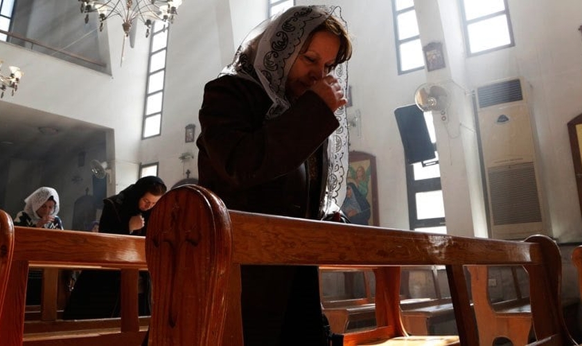 Mulher cristã assíria ora por seus compatriotas sequestrados. (Foto: REUTERS/OMAR SANADIKI)