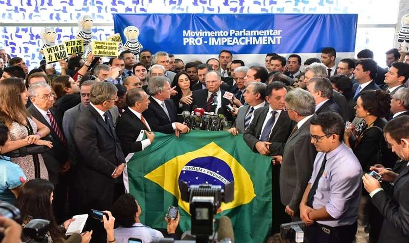 Parlamentares participam do lançamento da campanha Pró-impeachment no salão verde da Câmara (Foto: Estado de Minas / Zeca Ribeiro)