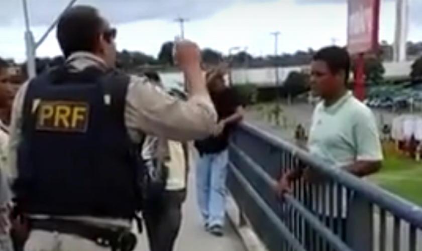 Policial convence homem a não cometer suicídio em um viaduto. (Foto: Reprodução/ Youtube)