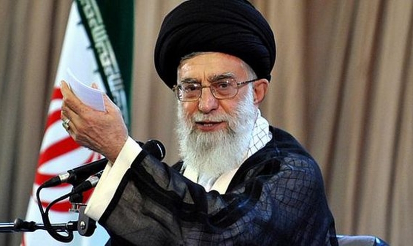 Aiatolá Khamenei é o mais importante líder islâmico do Irã atualmente. Seus posicionamentos acabam influenciando também decisões políticas no país.