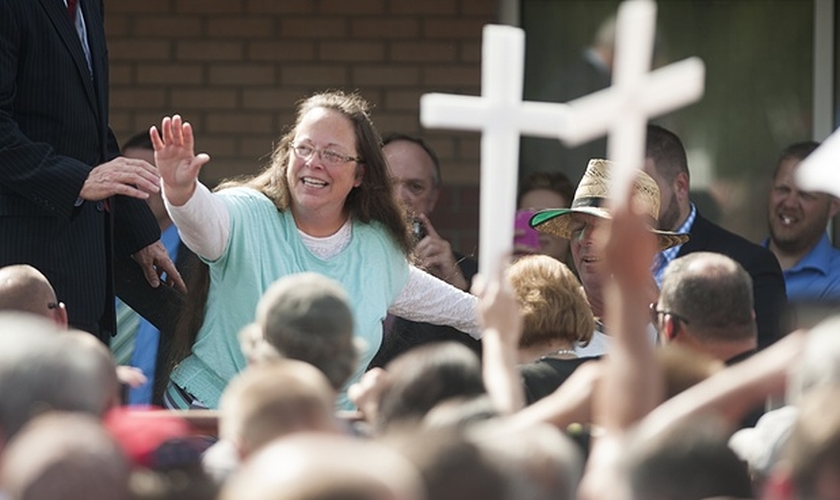 Kim Davis foi condenada por desacato ao tribunal distrital