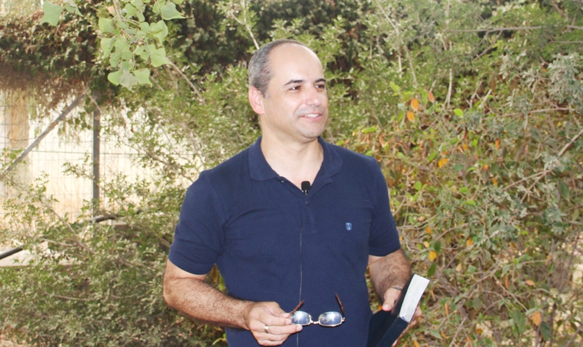 Pastor Roberto Vieira, da Igreja do Nazareno em Curitiba, durante pregação no Monte das Bem-Aventuranças. (Foto: Guiame)