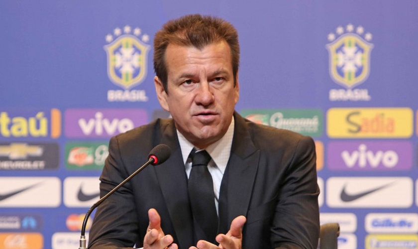 Durante uma coletiva de imprensa, Dunga se mostrou visivelmente incomodado com o episódio.