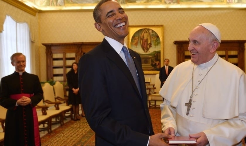 Papa Francisco conversa com Barack Obama durante visita do presidente dos EUA ao Vaticano.