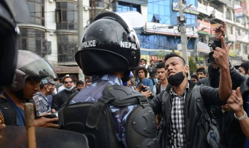 Manifestantes entram em conflito com a polícia no Nepal.