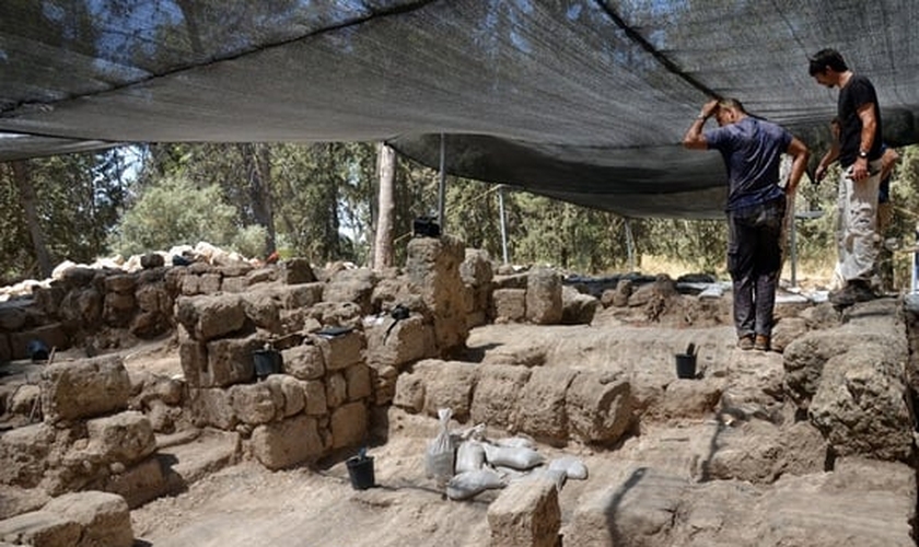 Arqueólogos observam resultados das escavações, em Modi'in, a 19 milhas de Jerusalém (Foto: Live Science)