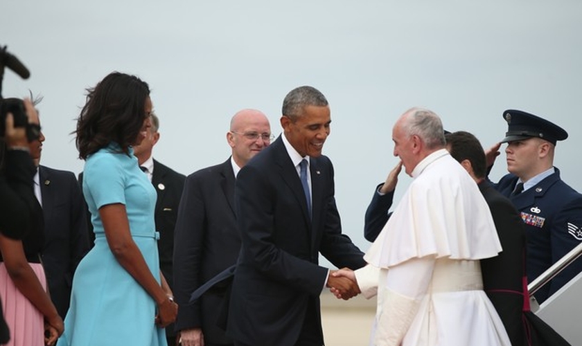 Presidente Barack Obama e sua esposa, Michele Obama, recebem o Papa Francisco, em base aérea dos Estados Unidos (Foto: AP Photo/Andrew Harnik)
