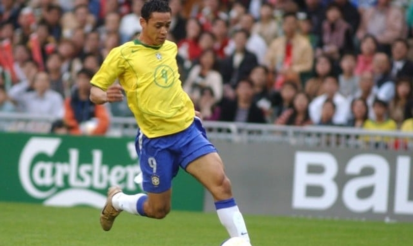 Ricardo Oliveira completou 15 anos de carreira nesta semana e e já disputou 11 jogos pela seleção brasileira de futebol. Atualmente, é artilheiro do Brasileirão com 17 gols, jogando pelo Santos F.C.
