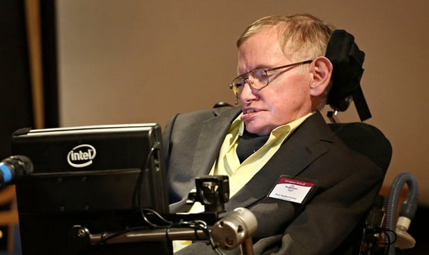 Stephen Hawkins foi acometido de uma doença neurodegenerativa ainda jovem. (Foto: The Guardian)