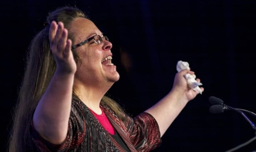 Kim Davis foi condenada por desacato ao tribunal distrital, após recusar-se a emitir licenças para casamentos gays e chegou a ficar presa por seis dias. (Foto: Reuters)